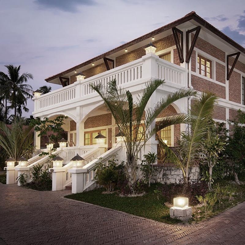 Hotels & Resorts